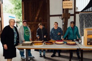 Frauen des Landfrauenverein, die Kuchen verkaufen