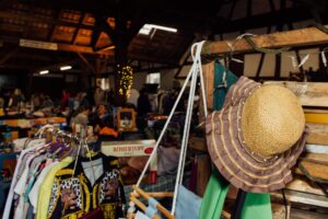 Kelter gefüllt mit Flohmarkständen und Personen.