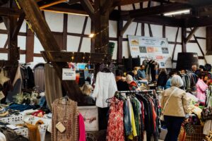 Kelter gefüllt mit Flohmarkständen und Personen.