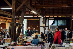 Kelter mit Flohmarktständen,