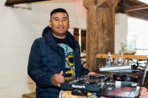 Dj, der hinter seinem DJ-Pult steht