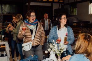 Glücklich aussehende Flohmarktbesucher mit Getränk in der Hand