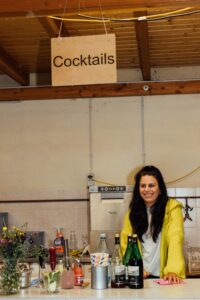 Helferin, die die Cocktails ausschenkt mit