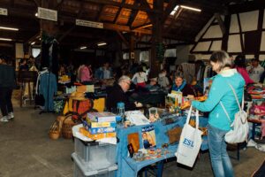 Kelter mit Helfern, Besuchern und Ständen