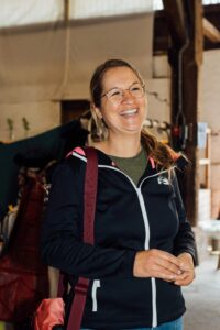 Gut gelaunte Besucherin