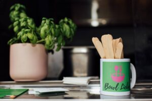 Nahaufnahme vom Foodtruck mit passender Tasse mit Aufschrift Bowl Liebe