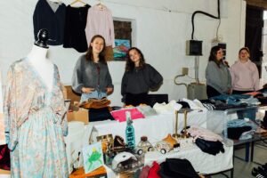 Zwei Standbetreiber hinter ihrem Stand