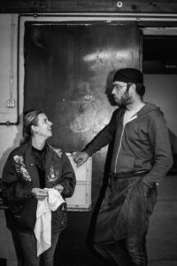 Zwei Helfer, die sich lachend anschauen