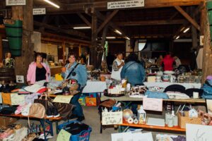 Kelter mit Flohmarktständen,