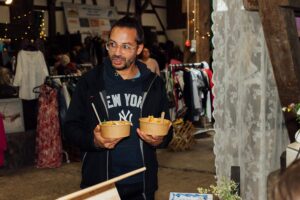 Besucher, der zwei Bowls in den Händen hält