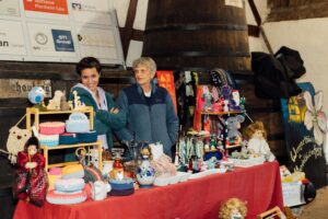 Zwei Standbetreiber hinter ihrem Stand