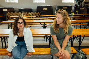 Besucher beim KelterFestival an geschmückten Biertischgarnituren sitzend