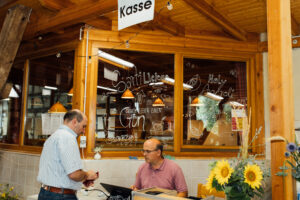 Helfer des Festivals an der Kasse