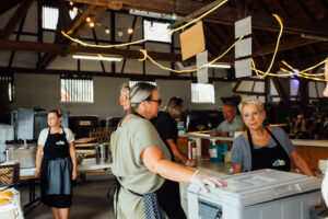 Helfer bei der Essensausgabe