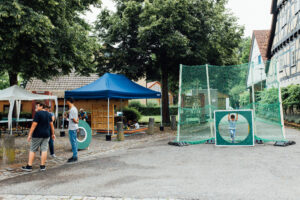 Außenbereich mit Spielecke für Kinder: Tischtennisplatte, Sandkasten, großes Memory, Torwandschießen