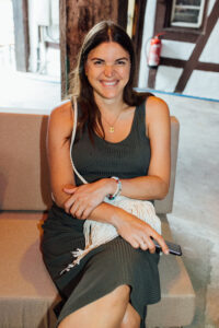 Lachende Besucherin des Festivals