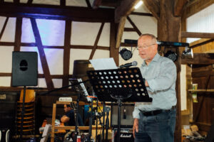 Person, die eine Rede hält