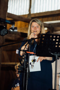 Person, die eine Rede hält