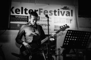 Bandmitglied an der E-Gitarre