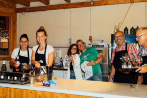 Helfer des Festivals hinter der Getränketheke