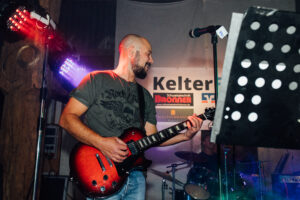 Bandmitglied an der E-Gitarre