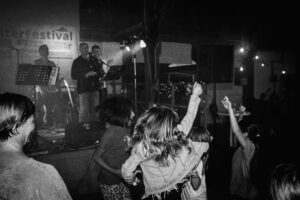 Tanzende Besucher des Festivals