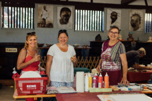 lächelnde Besucherinnen in der Kelter
