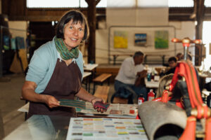 Besucherin beim Umgang mit der Druckmaschine