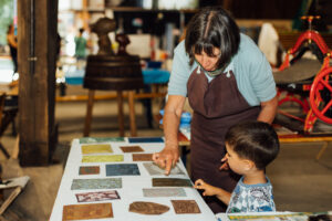 Besucher beim der Ansicht der gedruckten Werke