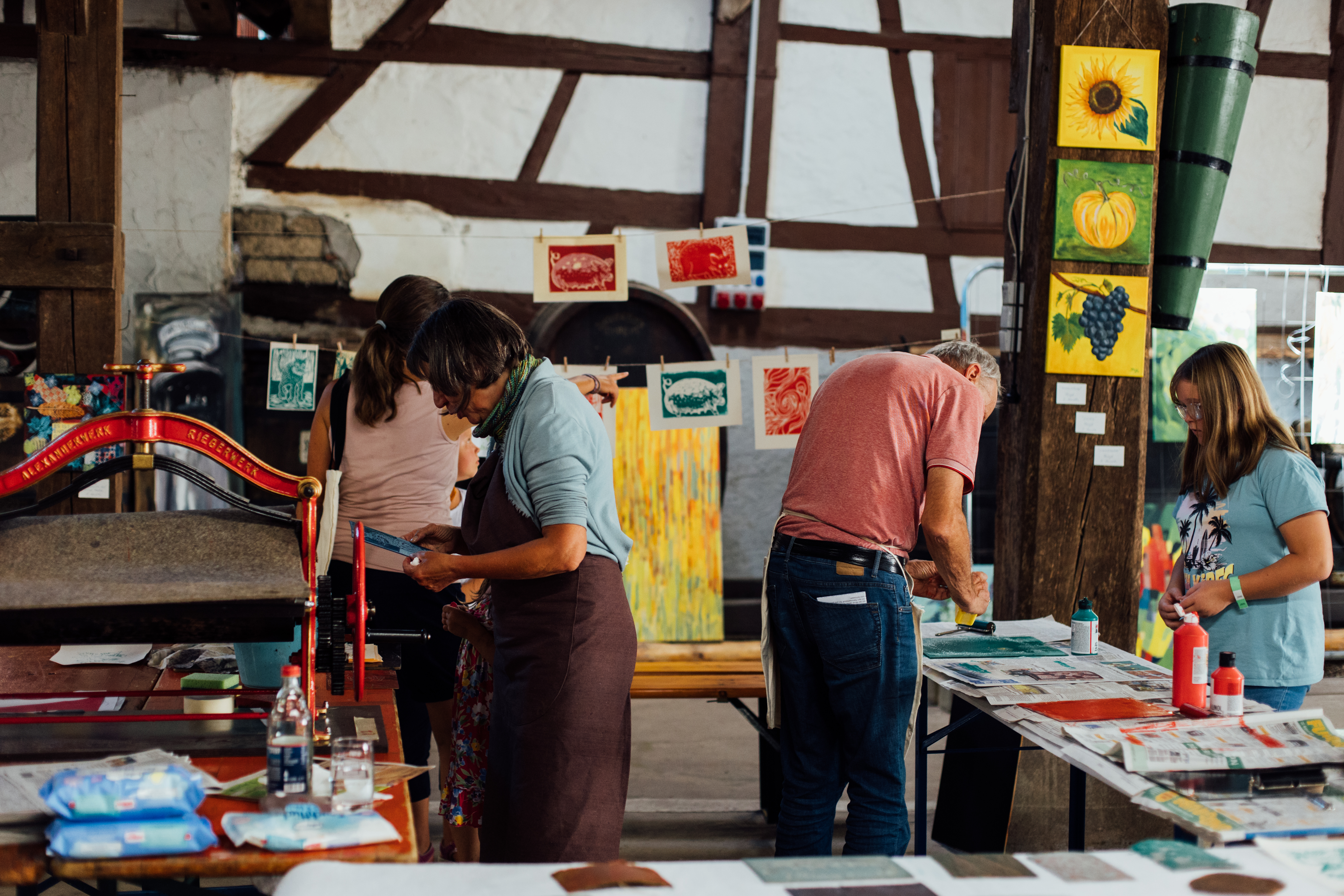 Besucher beim Werken