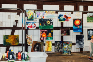 gemalte Bilder ausgestellt an einer Wand