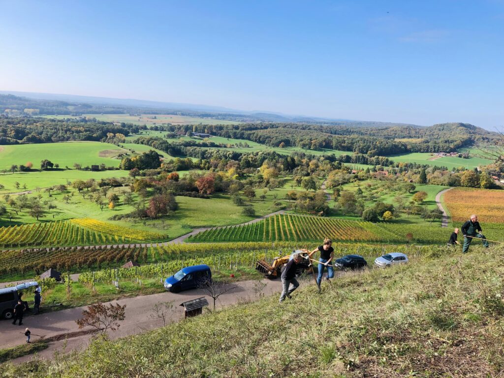 Helfer beim Vesper nach getaner Arbeit
