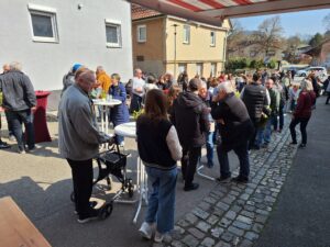 Besucher bei Sonne vor der Kelter