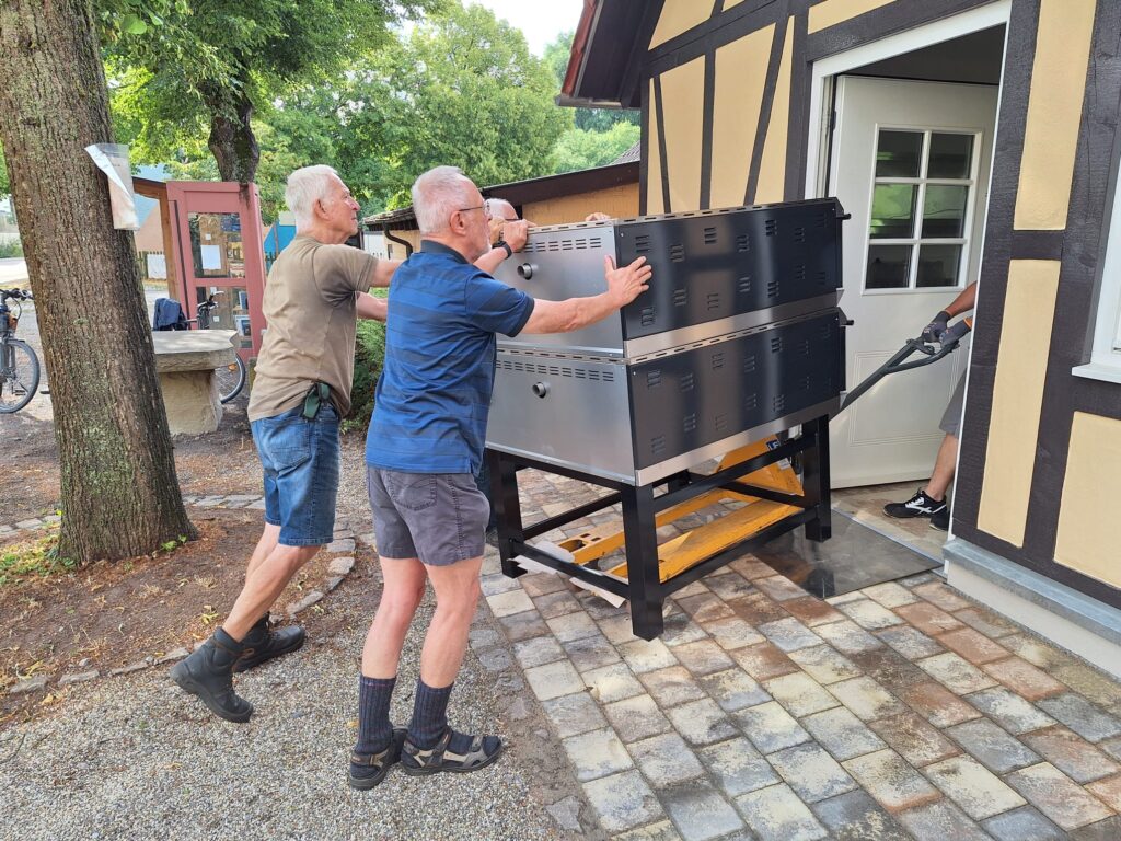 Vereinsmitglieder bei der Vorbereitung zur Inbetriebnahme Backhauses